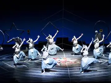 Puesta en escena de la compañía japonesa de butoh Dairakudakan. Puesta en escena de la compañía japonesa de butoh Dairakudakan.
