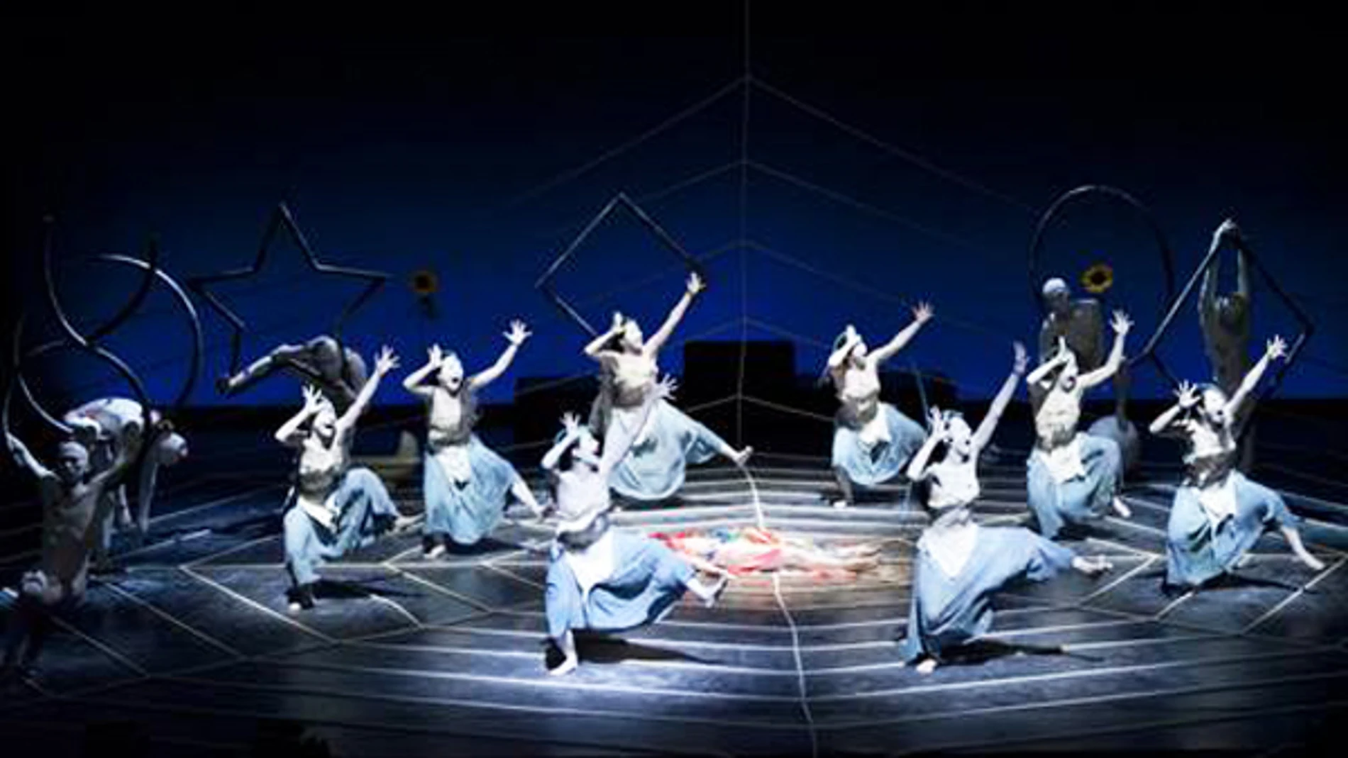 Puesta en escena de la compañía japonesa de butoh Dairakudakan. Puesta en escena de la compañía japonesa de butoh Dairakudakan.
