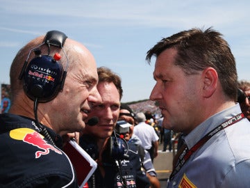 Paul Hembery charla con Adrian Newey y Christian Horner