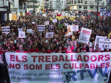Multitudinaria manifestación contra el cierre de la RTVV por el centro de Valencia Multitudinaria manifestación contra el cierre de la RTVV por el centro de Valencia