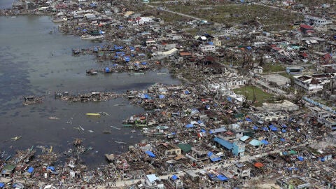 Vista a&eacute;rea de una zona arrasada por el tif&oacute;n