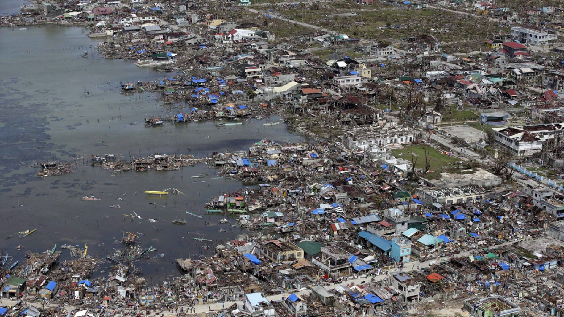 Vista a&eacute;rea de una zona arrasada por el tif&oacute;n