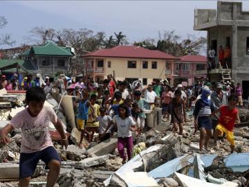 Los equipos de emergencia trabajan a contrarreloj en Filipinas