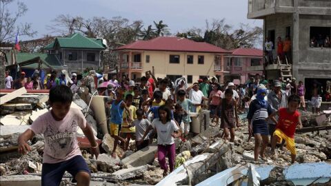 Los equipos de emergencia trabajan a contrarreloj en Filipinas