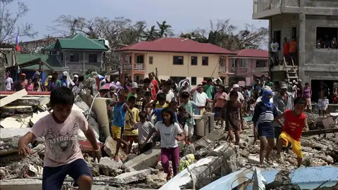 Los equipos de emergencia trabajan a contrarreloj en Filipinas Los equipos de emergencia trabajan a contrarreloj en Filipinas