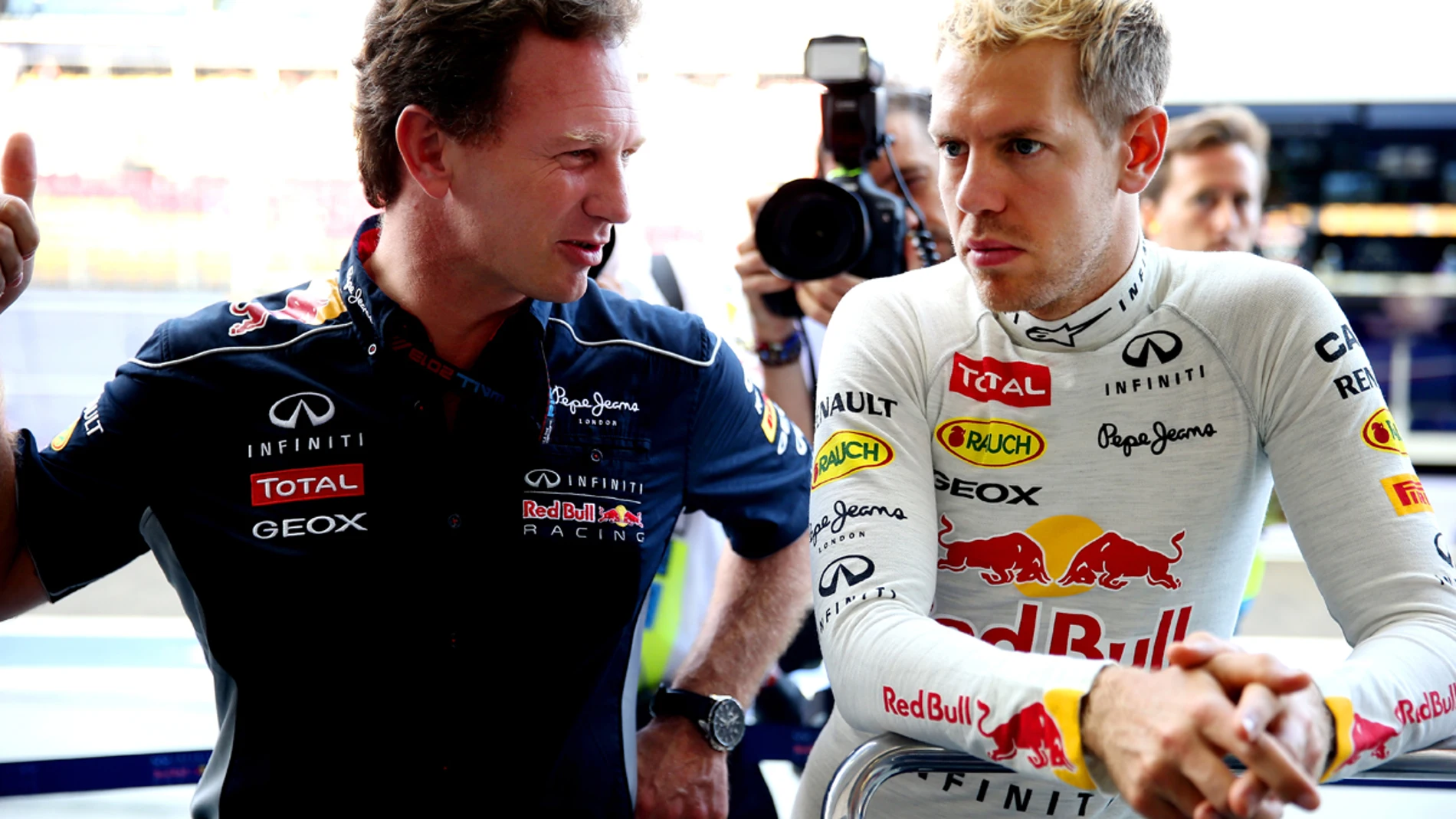 Horner conversa con Vettel en Singapur