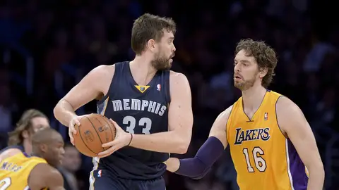 El jugador de Los Angeles Lakers Pau Gasol cubre a su hermano Marc Gasol, de Memphis Grizzlies, El jugador de Los Angeles Lakers Pau Gasol cubre a su hermano Marc Gasol, de Memphis Grizzlies,