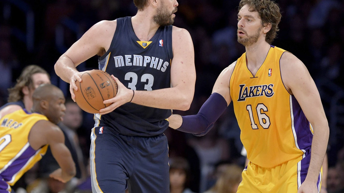 El jugador de Los Angeles Lakers Pau Gasol cubre a su hermano Marc Gasol, de Memphis Grizzlies, El jugador de Los Angeles Lakers Pau Gasol cubre a su hermano Marc Gasol, de Memphis Grizzlies,