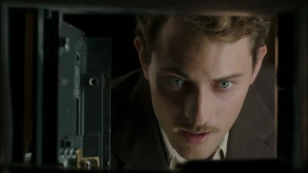 Marcus roba a los alemanes los papeles de Peter Fox