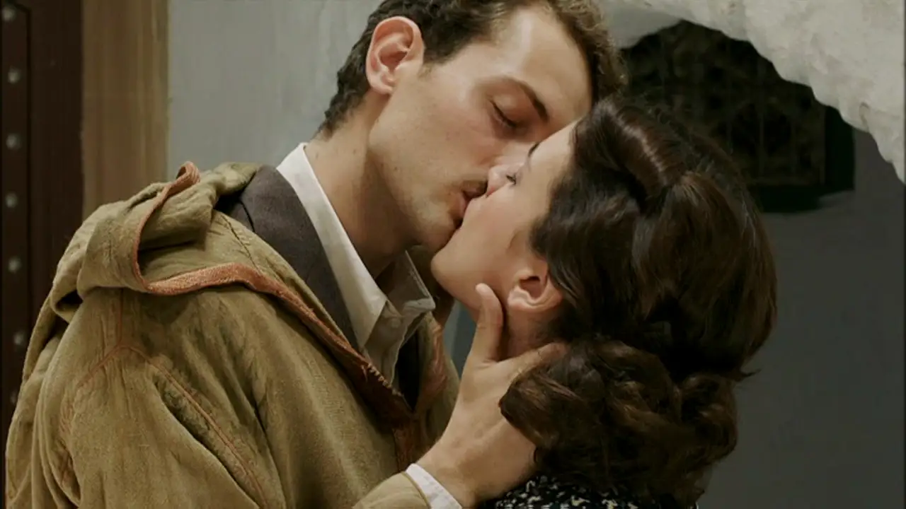 Marcus Logan se despide de Sira con un beso