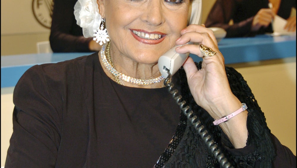 Carmen Sevilla atendiendo llamadas durante la Gala FAO 2006