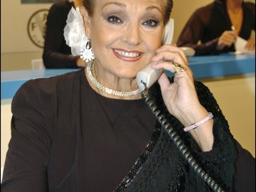 Carmen Sevilla atendiendo llamadas durante la Gala FAO 2006