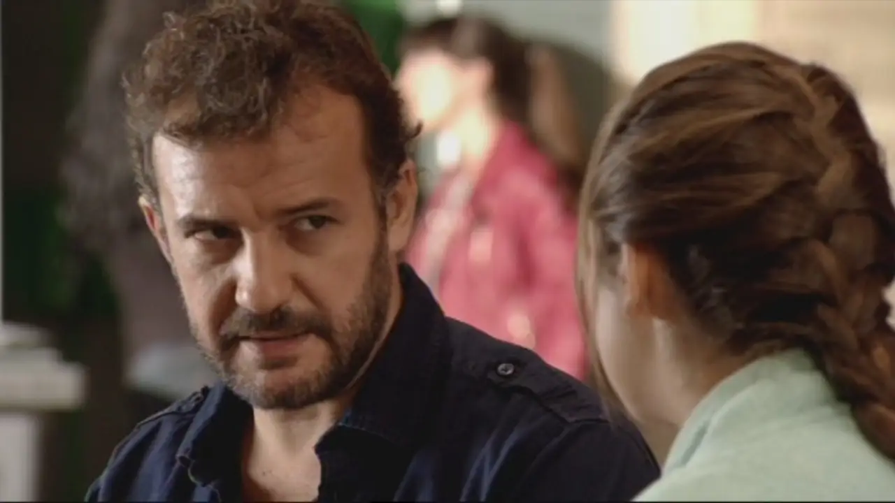 Juanjo le dice a Paula que se va a Argentina