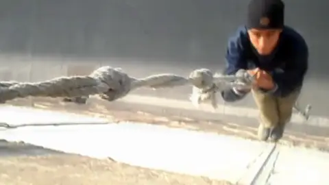 Niños marroquíes intentan entrar en España Niños marroquíes intentan entrar en España