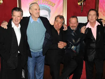 Los Monty Piton posan juntos en un estreno. Los Monty Piton posan juntos en un estreno.