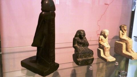 Estatua que gira sola en el museo de Manchester