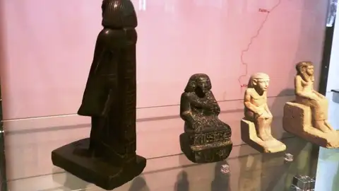 Estatua que gira sola en el museo de Manchester Estatua que gira sola en el museo de Manchester