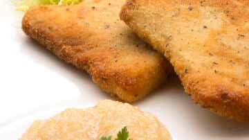 Escalope de pez espada con salsa de cebolla