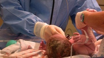 Imagen de un bebé hospitalizado