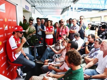 Fernando Alonso ante los medios