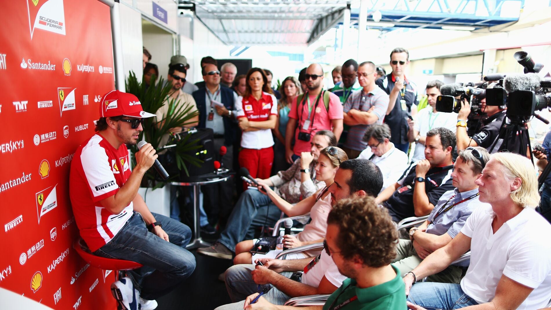 Fernando Alonso ante los medios