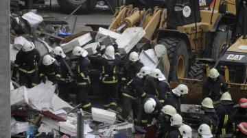 Operarios retiran los escombros del Supermercado
