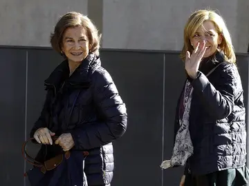 La reina Sofía y la infanta Cristina acuden a visitar al rey La reina Sofía y la infanta Cristina acuden a visitar al rey