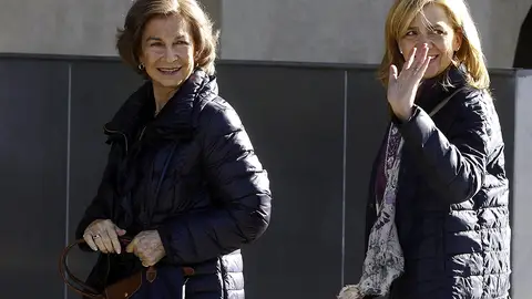 La reina Sofía y la infanta Cristina acuden a visitar al rey La reina Sofía y la infanta Cristina acuden a visitar al rey