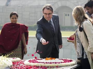 Artur Mas durante la ofrenda floral en memoria de Gandhi