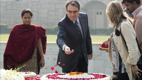 Artur Mas durante la ofrenda floral en memoria de Gandhi