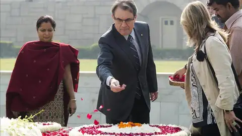 Artur Mas durante la ofrenda floral en memoria de Gandhi Artur Mas durante la ofrenda floral en memoria de Gandhi