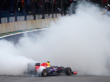 Vettel hace sus famosos 'donuts'