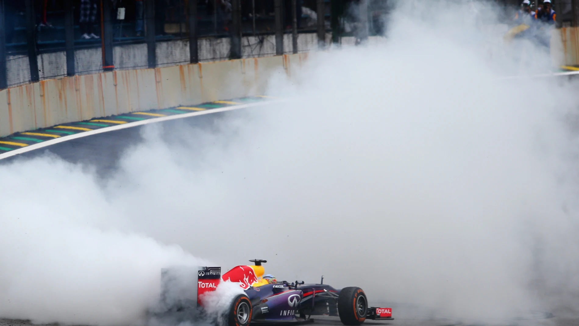 Vettel hace sus famosos 'donuts'