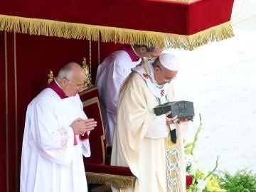 El Papa Francisco sujeta los restos óseos de San Pedro