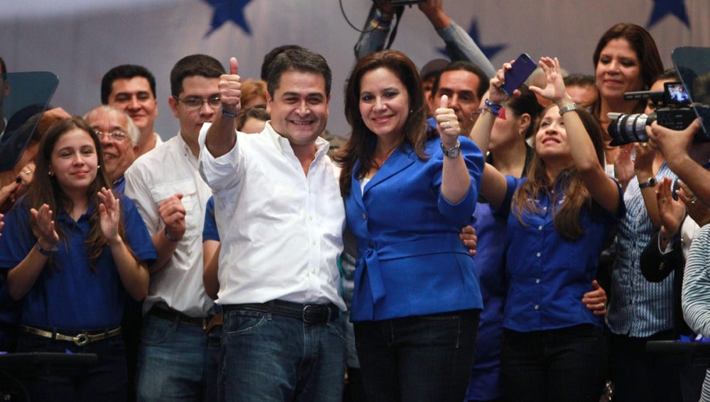 Juan Orlando Hernández celebra la victoria