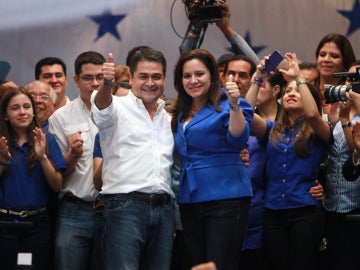 Juan Orlando Hernández celebra la victoria