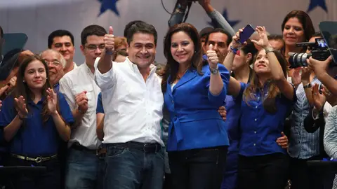 Juan Orlando Hernández celebra la victoria Juan Orlando Hernández celebra la victoria