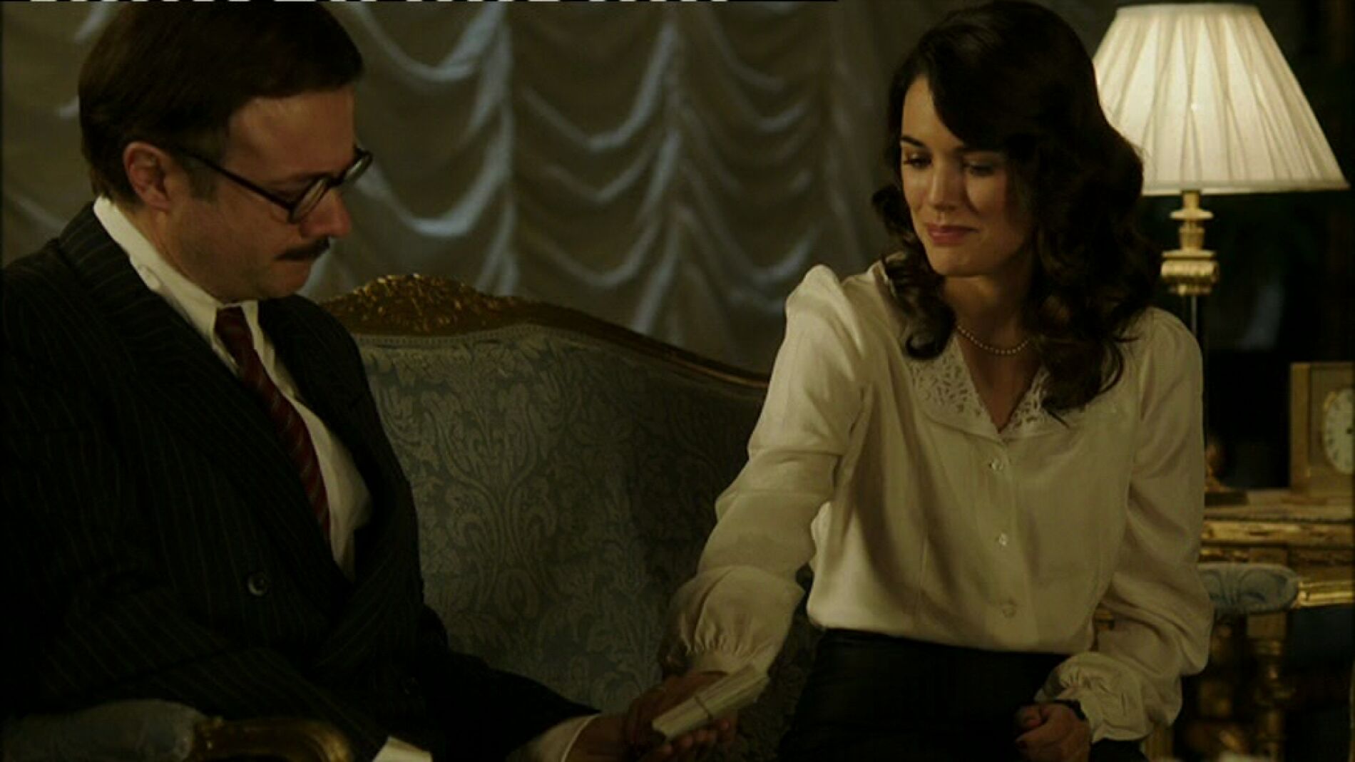 El tiempo entre costuras