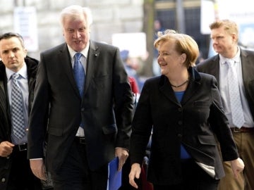 El ministro presidente de Baviera, Horst Seehofer, y la canciller alemana, Angela Merkel
