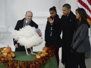 Obama, sus hijas y el presidente de la Federación Nacional del Pavo