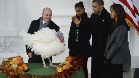 Obama, sus hijas y el presidente de la Federaci&oacute;n Nacional del Pavo