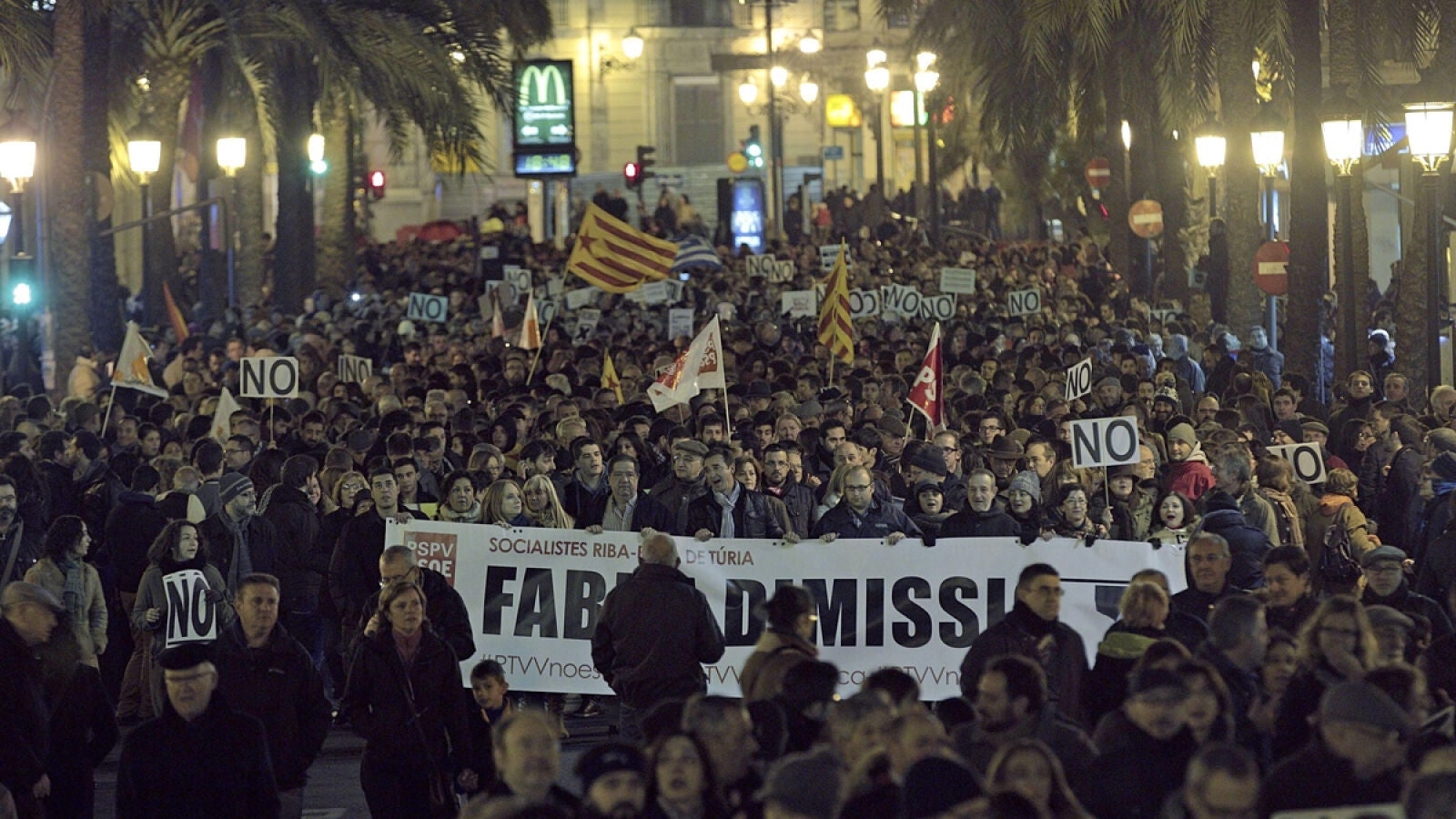 Valencia sale a la calle en protesta por el cierre de Canal Nou para pedir la dimisión de Fabra