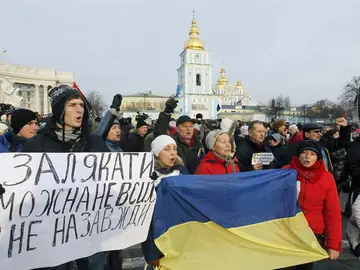 La oposición ucraniana mantiene protesta y el Gobierno investigará represión La oposición ucraniana mantiene protesta y el Gobierno investigará represión