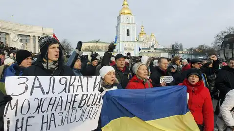 La oposición ucraniana mantiene protesta y el Gobierno investigará represión La oposición ucraniana mantiene protesta y el Gobierno investigará represión