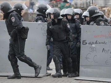 La policía antidisturbios ucraniana se posiciona en la Plaza de la Independencia