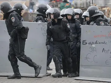 La policía antidisturbios ucraniana se posiciona en la Plaza de la Independencia La policía antidisturbios ucraniana se posiciona en la Plaza de la Independencia