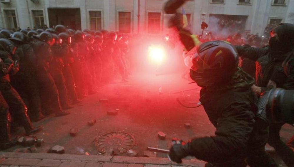 Los pro-europeos desafían al gobierno con una masiva protesta en la capital de Ucrania