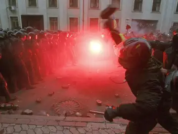 Los pro-europeos desafían al gobierno con una masiva protesta en la capital de Ucrania Los pro-europeos desafían al gobierno con una masiva protesta en la capital de Ucrania