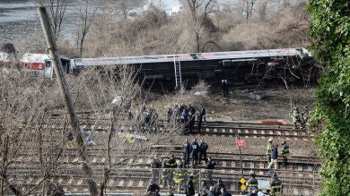 Analizan la caja negra del tren descarrilado en Nueva York para determinar la causa del accidente
