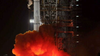 China lanza su primera sonda lunar para explorar el satélite